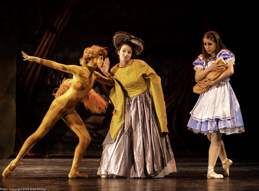 Cheshire Cat, Duchess and Alice (Hannah Baillie, Jennifer Tierney and Juliana Kuhn) - Alice in Wonderland - dress No 1 (Thu)