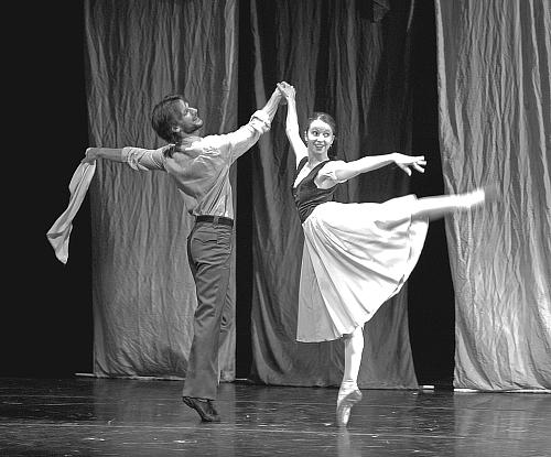 Logan Pachiarz (Karen's lover) and Jennifer Tierney (Karen) in The Red Shoes, choreo Matthew Powell - Crossroads Ballet July 2008