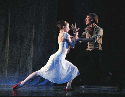 Jennifer Tierney (as Karen) struggles with Charles Martin (as The Shoemaker) in The Red Shoes by Matthew Powell at the Crossroads Ballet Festival July 2008