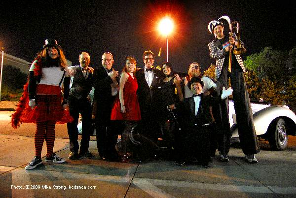Dave Stephens Jazz Circus at Jardines - Pic with the Limo and cast members - Photo by Mike Strong