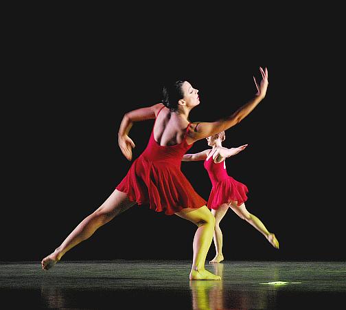 Kat Kimmitz (ront) and Penelope Hearne in Illuminata by Dale Fellin