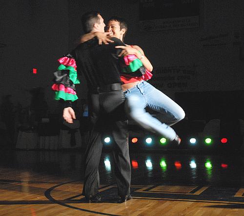 Louis Bar and Laura Cantu rehearse their Viennese waltz for the show for the fourth event in Higginsville Dancing With the Stars - 12 august 2008